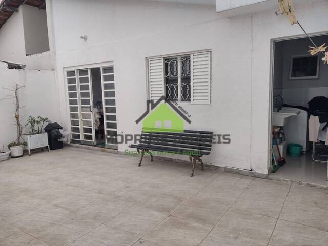 #388 - Casa para Venda em Jacareí - SP - 2